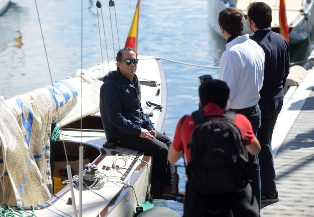 El rey emérito pudo por fin salir a navegar en una jornada primaveral marcada por el calor y el buen humor