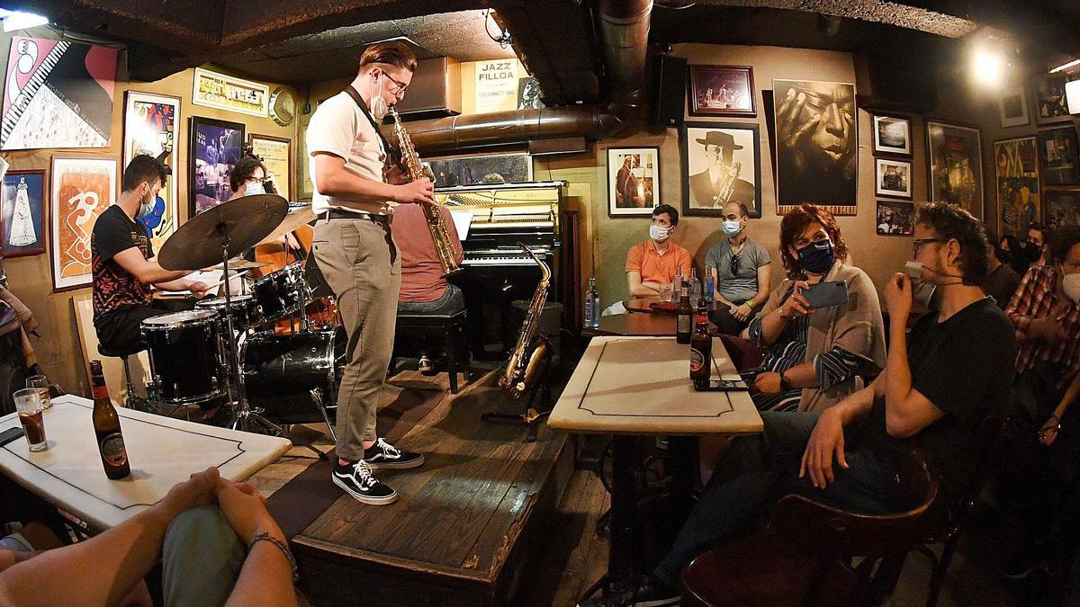 Primer concierto de la temporada en el Jazz Filloa, ayer, tras la apertura del ocio nocturno. |   // CARLOS PARDELLAS