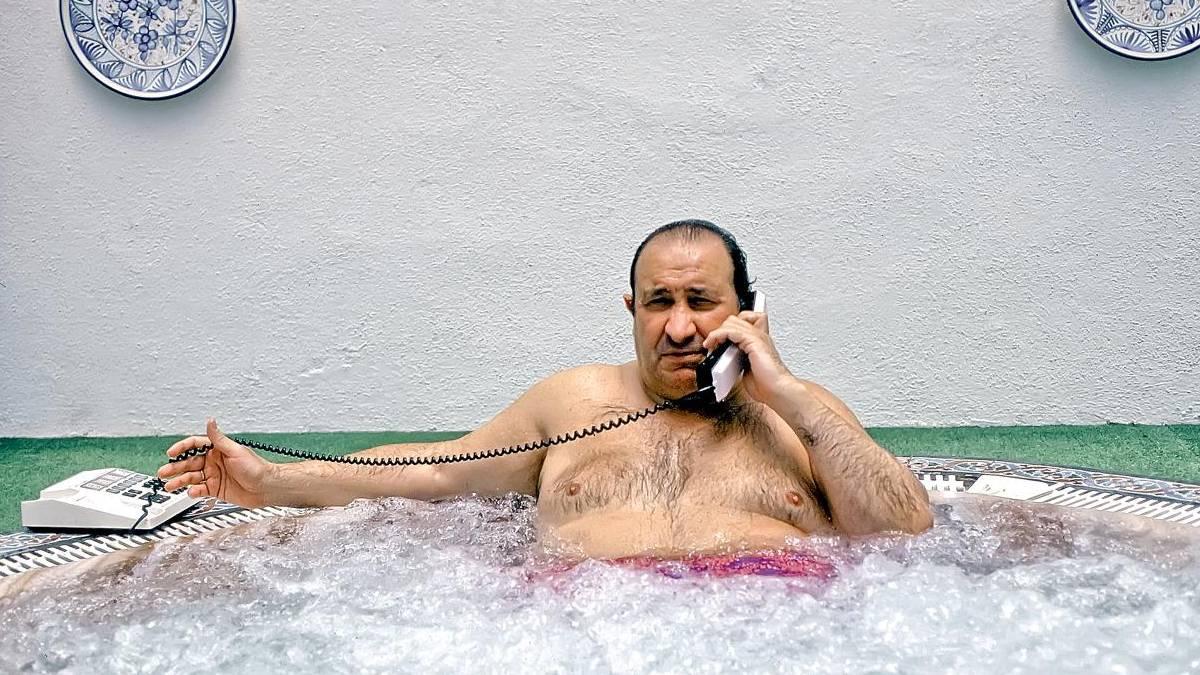 Jesús Gil y Gil, ex presidente del Atlético de Madrid, en una bañera hablando por teléfono