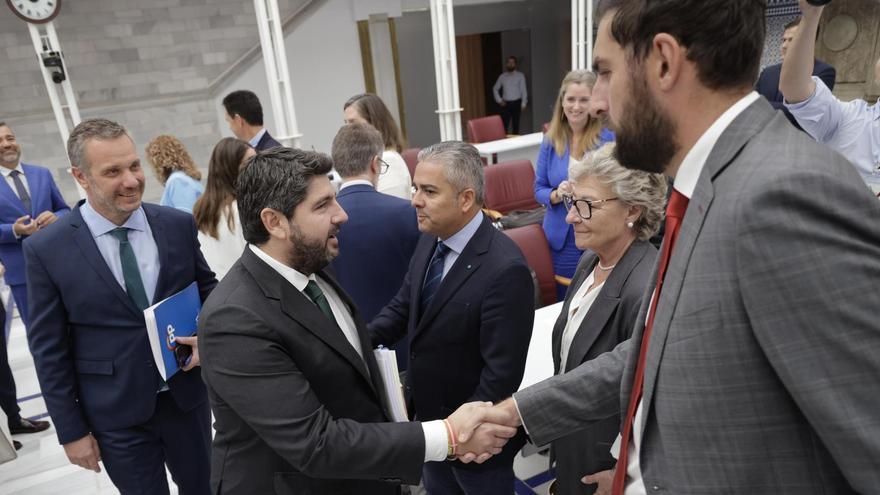 Fernando López Miras saluda a José Ángel Antelo en el último Debate sobre el Estado de la Región.