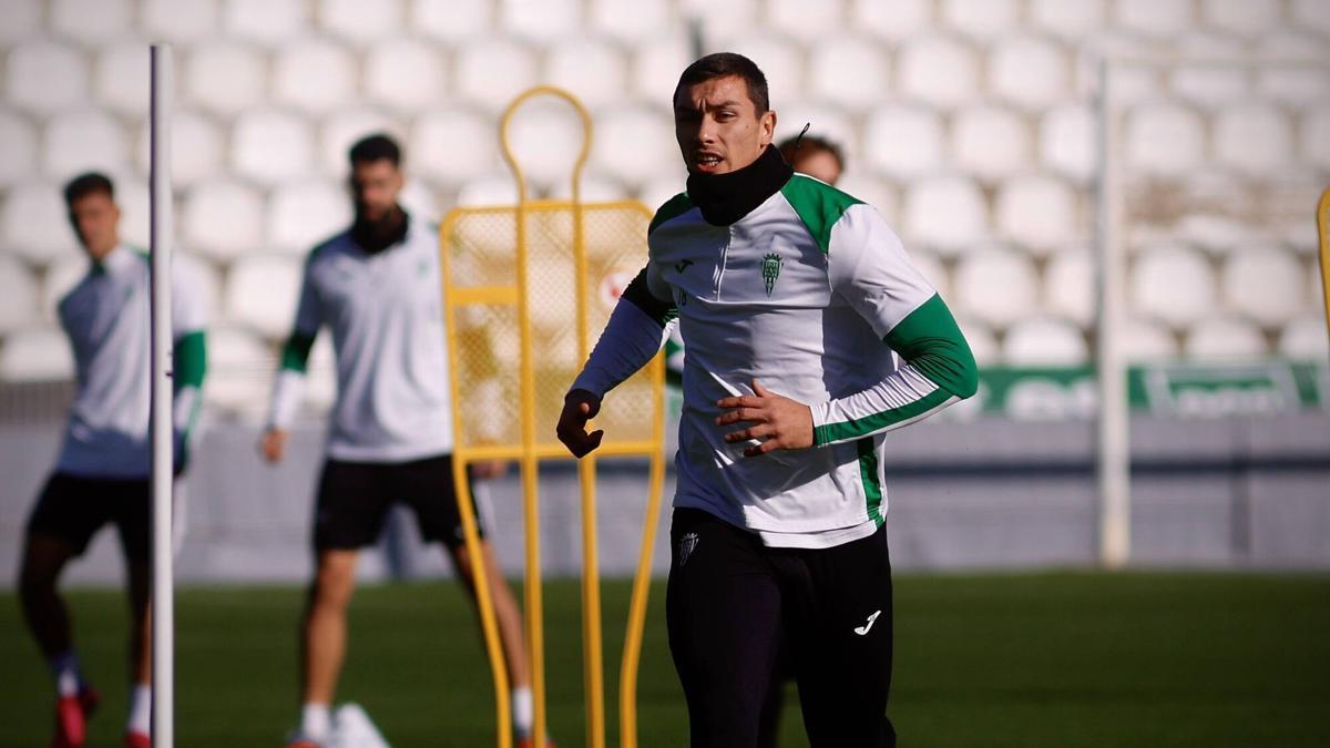 Adrián Fuentes, durante una sesión de trabajo del Córdoba CF de esta semana en El Arcángel.