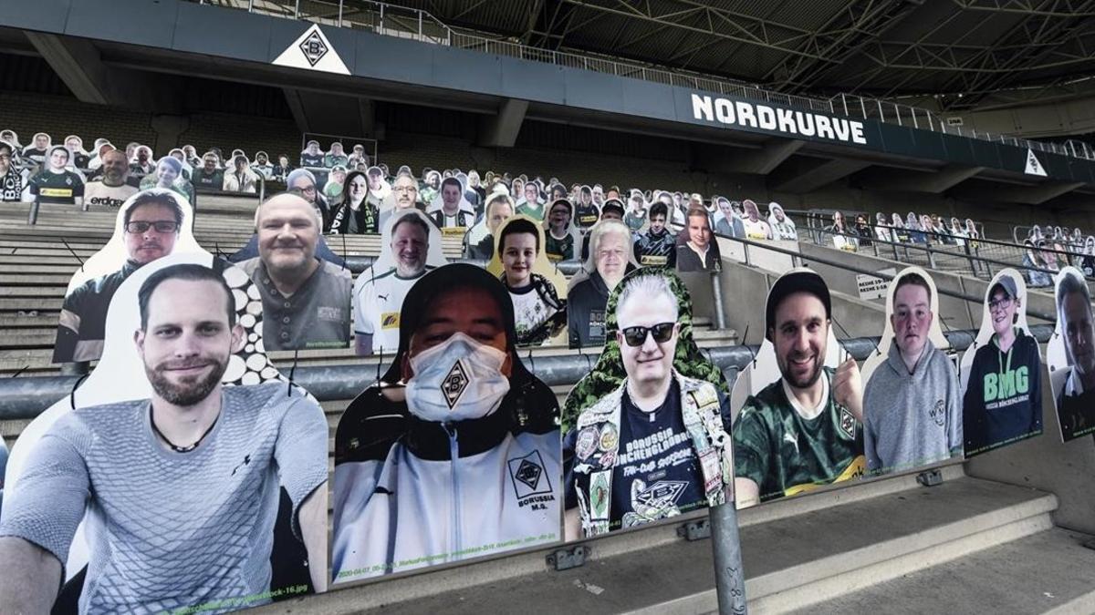 Público de mentira, de cartón, en el estadio del Borussia Moenchengladbach, de la Bundesliga.