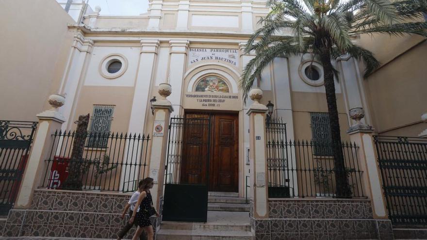 La fachada de la alcireña parroquia de San Juan, ayer, con las puertas cerradas.