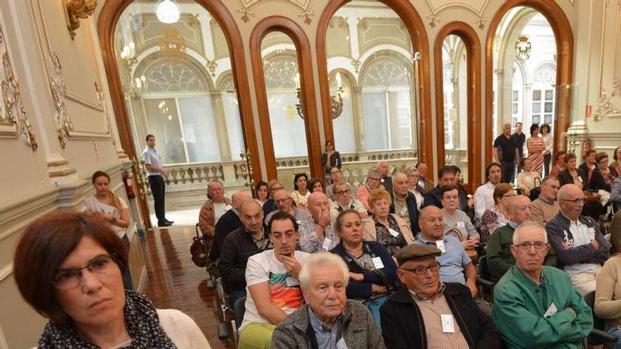 Una portavoz leyó en el pleno un manifiesto en nombre de un grupo de vecinos de Forcarei. // G. Santos