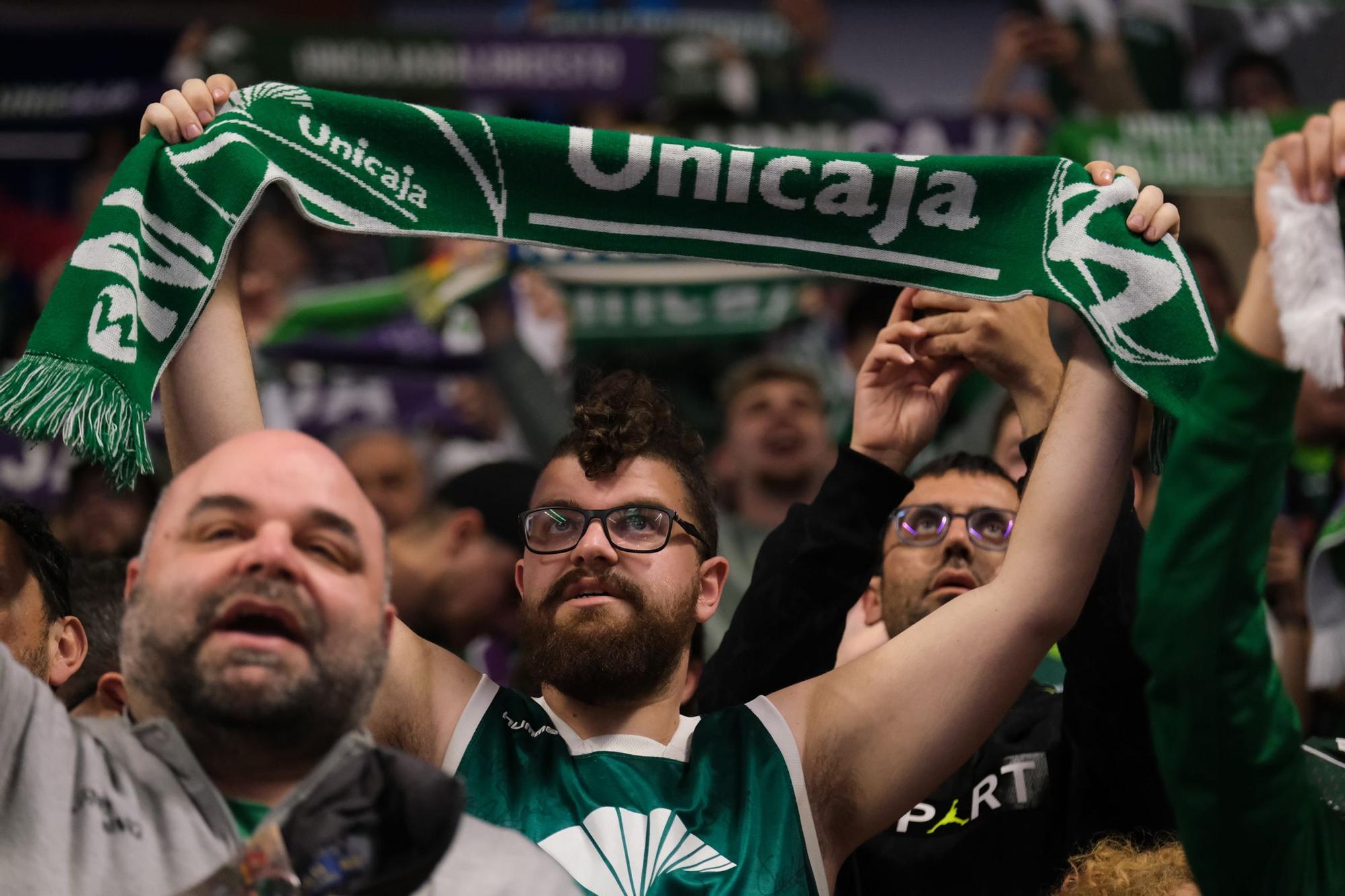 La afición celebra el título de Copa en la previa del Unicaja - Girona