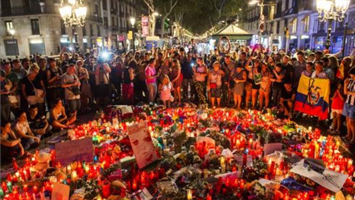 Homenaje en las Ramblas a las víctimas del atentado.