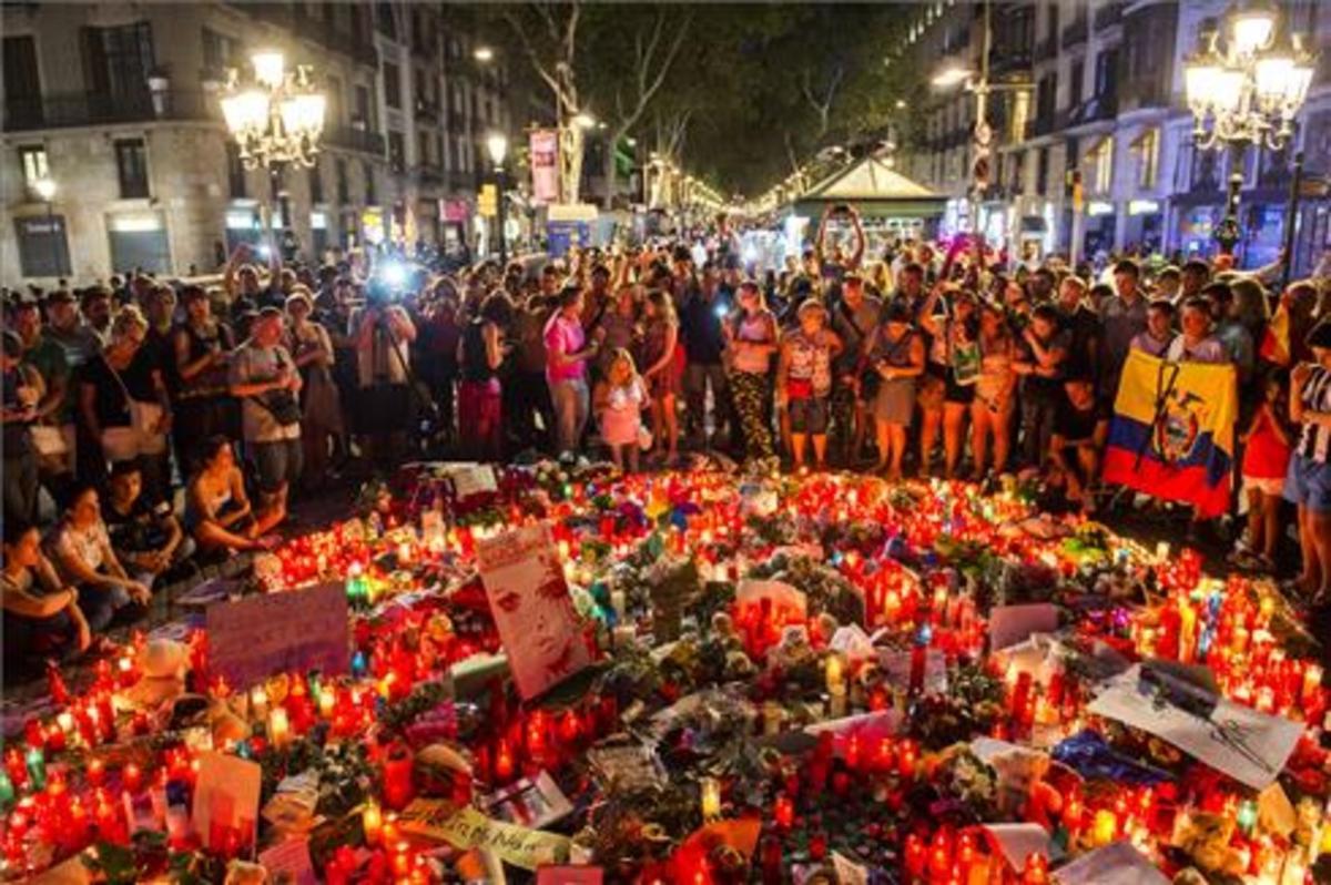 Homenaje en las Ramblas a las víctimas del atentado.