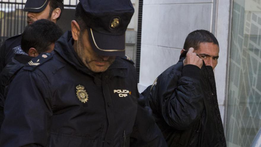 Los dos acusados de cometer los robos, ayer a su llegada a la Audiencia Provincial.