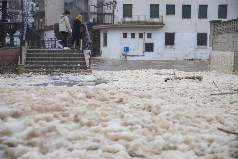 El temporal omple d'escuma de mar carrers de Tossa de Mar