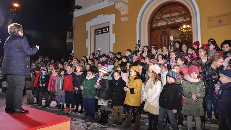 El encendido navideño llena de luz y buenos deseos las calles y comercios