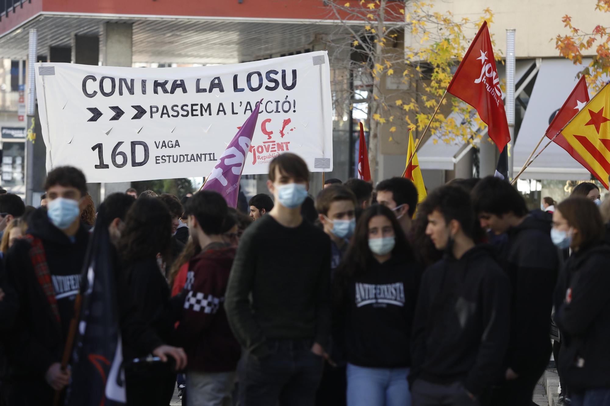 Uns centenars d'estudiants es manifesta a Girona contra el projecte de llei Castells i la sentència del 25% de castellà