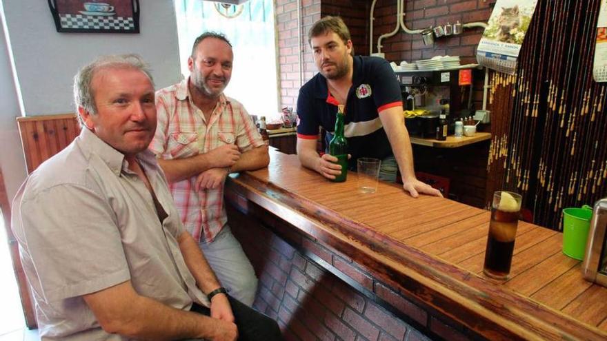 Faustino Álvarez, Luis Alberto Romero y David González, ayer, en un bar de Cancienes, donde el tema estrella de conversación era el anuncio del deseo de Barrick Gold de instalarse en la parroquia vecina de Solís.