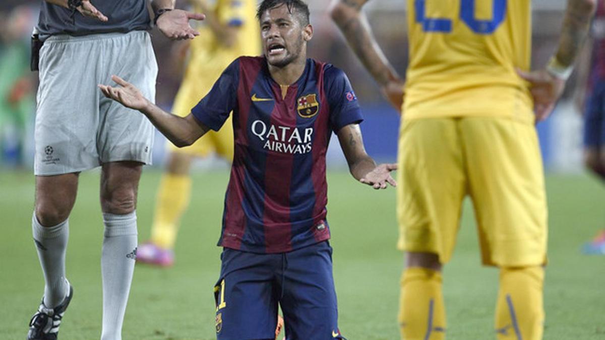 Neymar protesta al colegiado tras recibir una falta