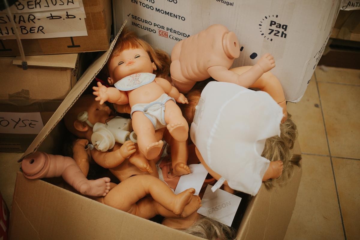 Caja con repuestos de muñecos en el Hospital del Juguete de Madrid. 