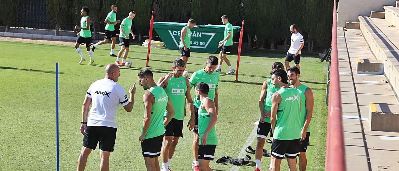 Un momento del entrenamiento de ayer, con Boyé y Bigas entre sus compañeros. | ANTONIO AMORÓS