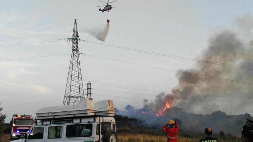 Un incendió forestal se declara cerca de varias viviendas en Estepona