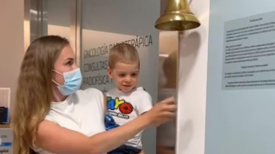 El mejor vídeo del día: El pequeño Oliver toca la campana de los salvados del cáncer