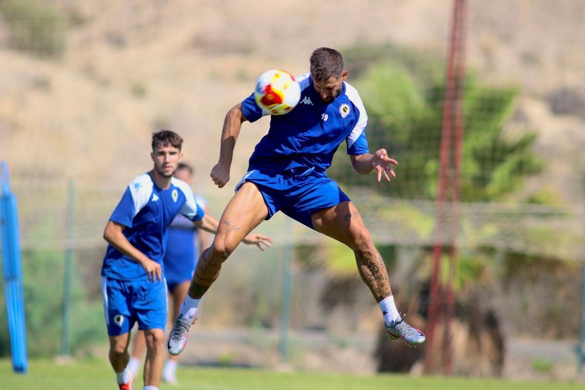 Fran Sol remata el balón en la última sesión de entrenamiento.