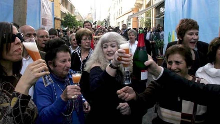 Un grupo de personas celebran la apertura de la calle, símbolo de la división entre griegos y turcos.