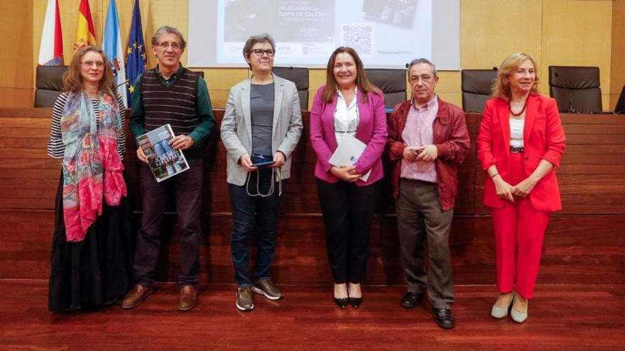 Agnieszka Morawiecka, Manuel Rodríguez, Montse Doval, Ana Ortiz, José Ángel Otero, y Ana María Méndez, ayer durante la presentación del informe en la Delegación de la Xunta en Vigo. |   // XUNTA