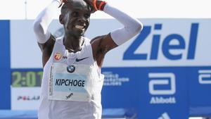 BERLIN, GERMANY - SEPTEMBER 16:  Eliud Kipchoge of Kenia celebrates after he crosses the finishing line to win the Berlin Marathon 2018 in a new world record time of 2:01:40 hours on September 16, 2018 in Berlin, Germany.  (Photo by Maja Hitij/Bongarts/Getty Images)