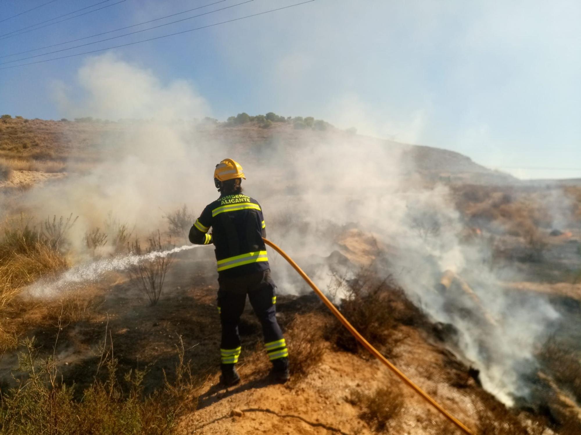 Los Bomberos extinguen un incendio en la sierra de Fontcalent