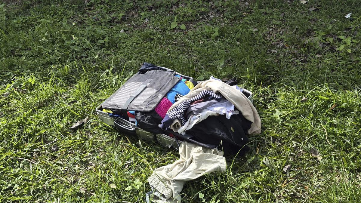 Fotografía cedida por Roberta Durço que muestra una maleta en el lugar donde ocurrió el accidente de dos helicópteros en el barrio Recreio dos Bandeirantes, en Río de Janeiro.