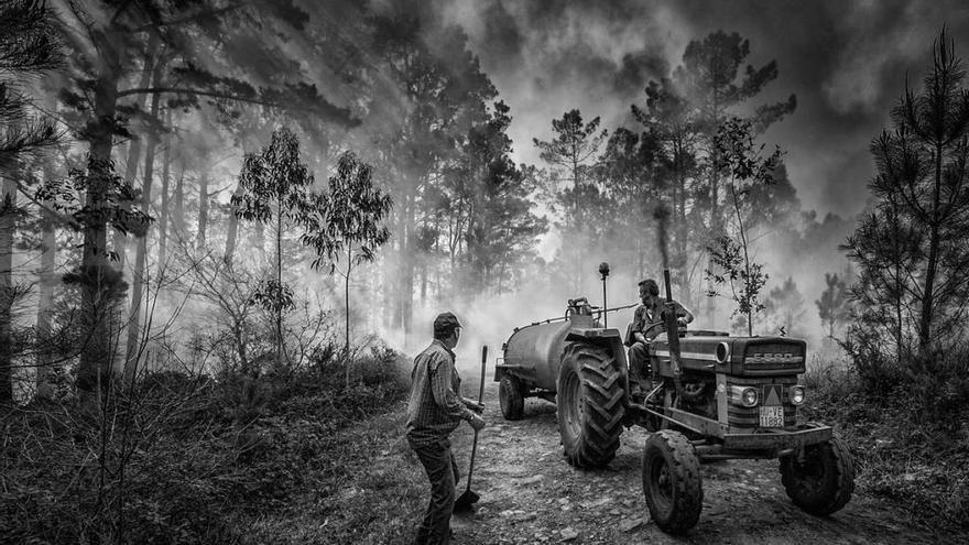 Labores de extinción de un incendio forestal en Cee // MARCOS RODRÍGUEZ