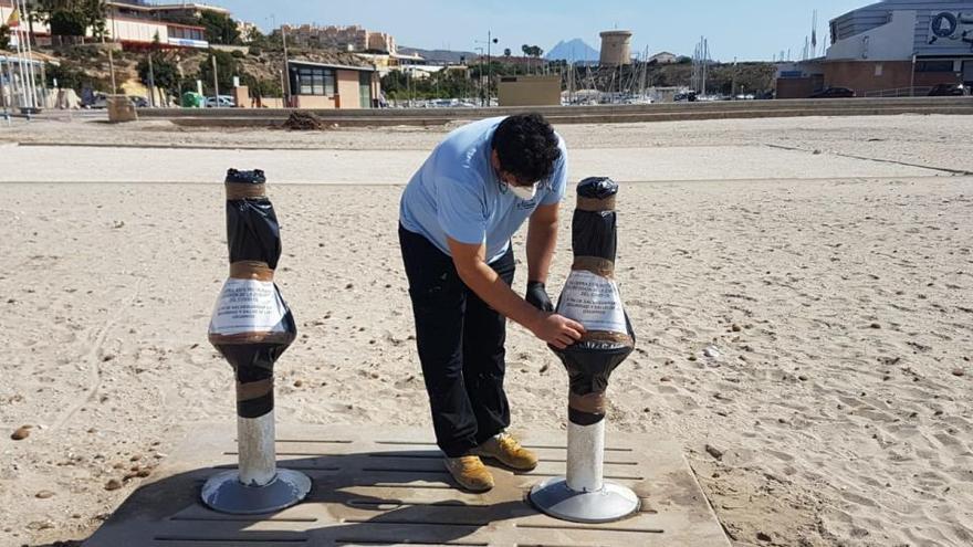 El Campello precinta los lavapiés de las playas para evitar contagios