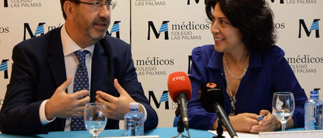 De Pablos junto a Marta León, secretaria del Colegio de Médicos.