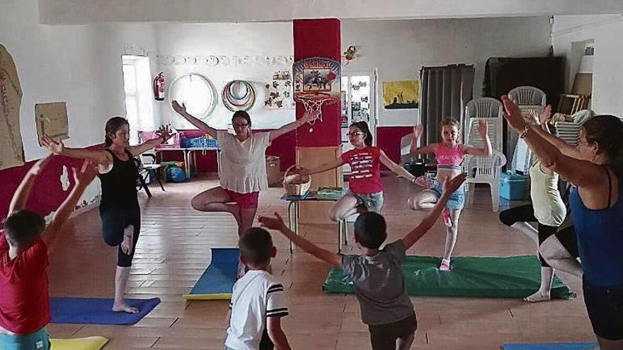 Varias personas disfrutan de las clases de yoga.