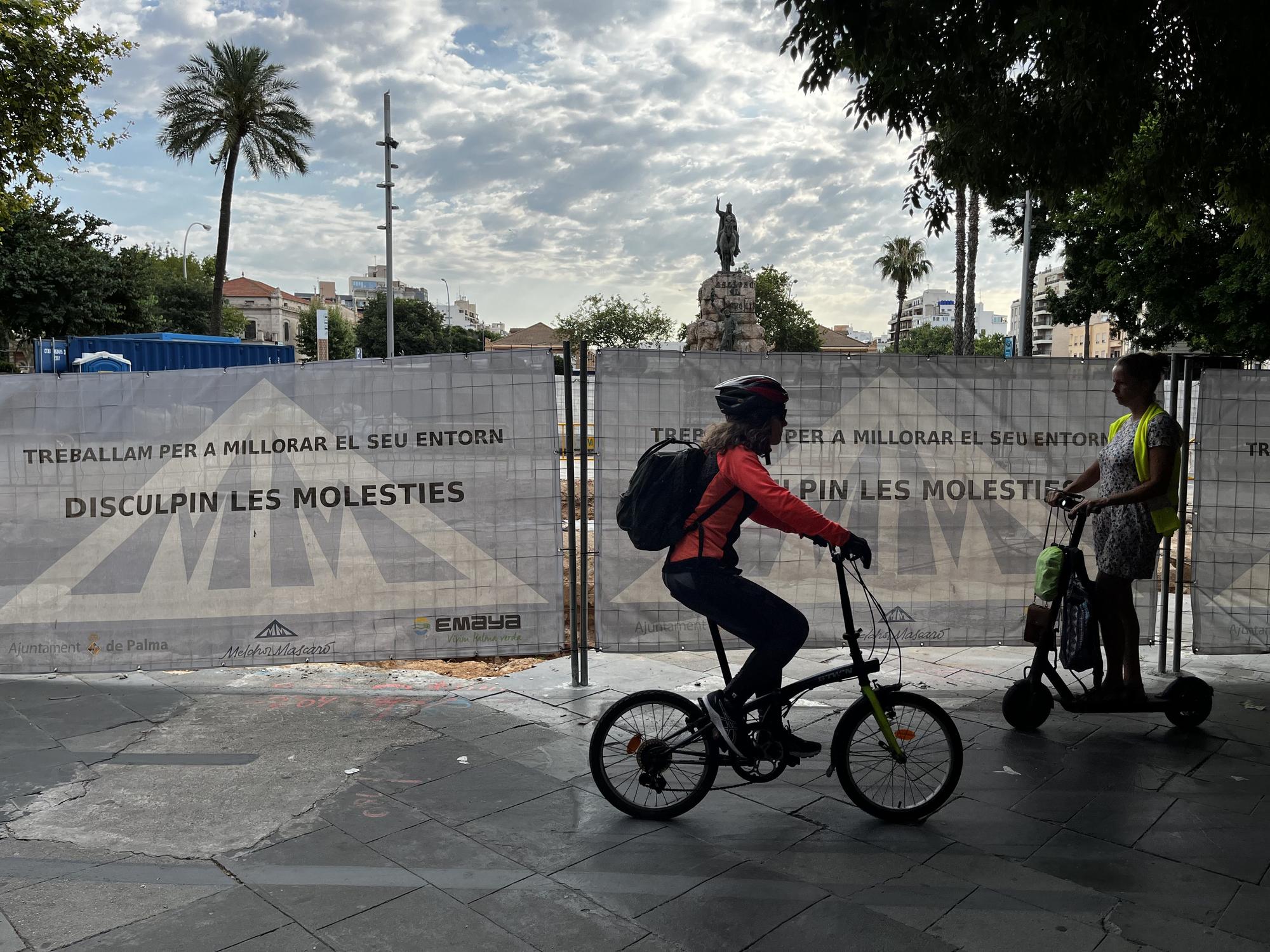 Bicis y patinetes circulan por la plaza España pese al cierre del carril bici
