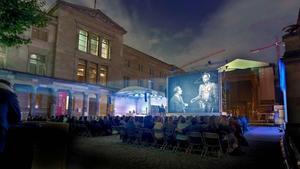 Proyección de Metropolis junto al Neues Museum de Berlín con musica en directo de Jeff Mills.