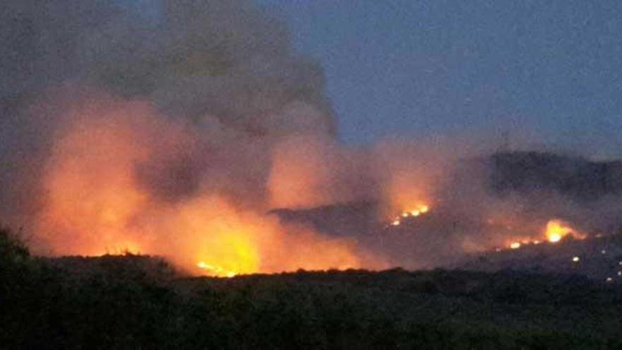 El incendio forestal en Arroyo San Serván sigue sin control