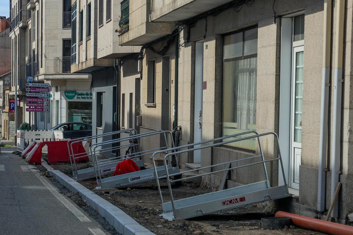 En un tramo de la Avenida de Galicia se han colocado los bordillos.