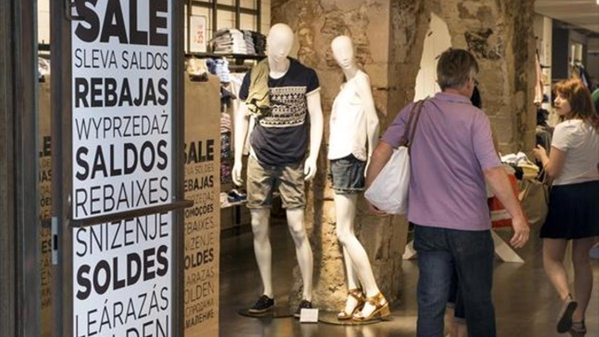 Carteles 8 Rebajas en una tienda de Barcelona la semana pasada.