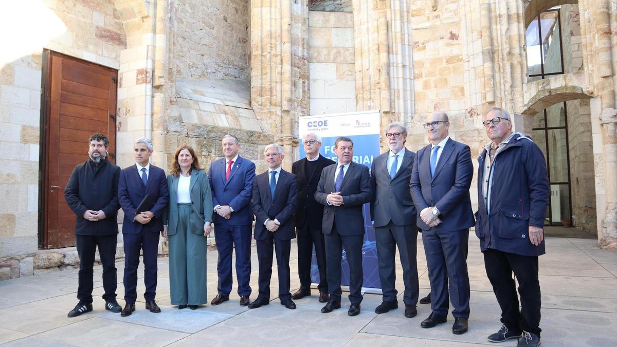 Foto de familia de representantes institucionales y empresariales del Foro Empresarial.