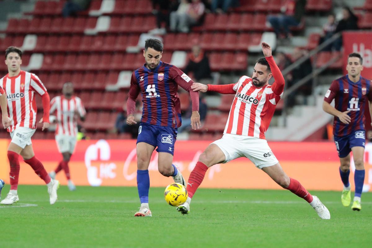 Chapela intenta deshacerse de su marcador y buscar la portería del Sporting de Gijón.