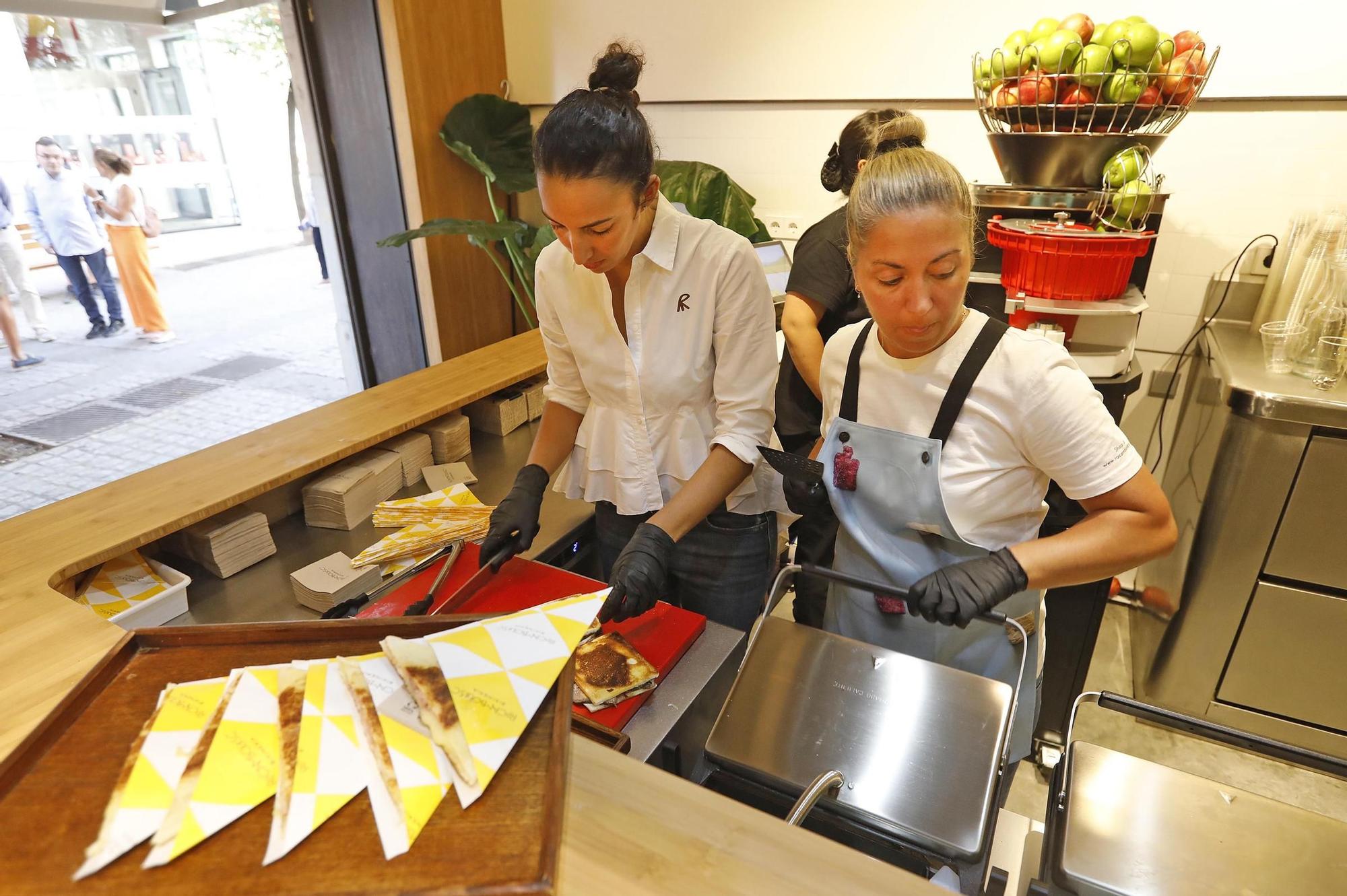 Inauguració de la biquineria dels Germans Roca, la Rocambolesc Bikineria