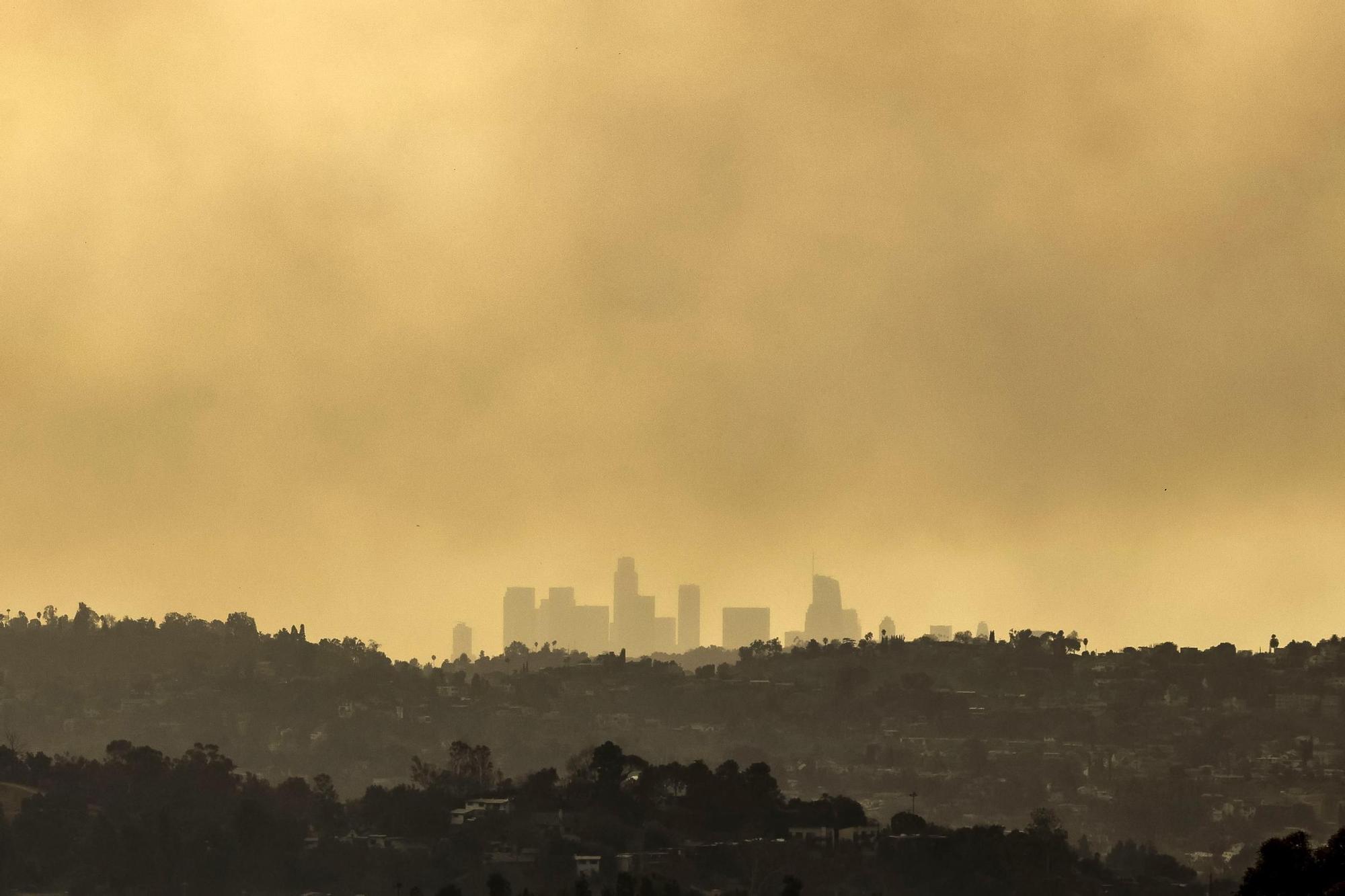 Seis incendios, la mayoría sin control, acorralan a Los Ángeles y dejan cinco muertos