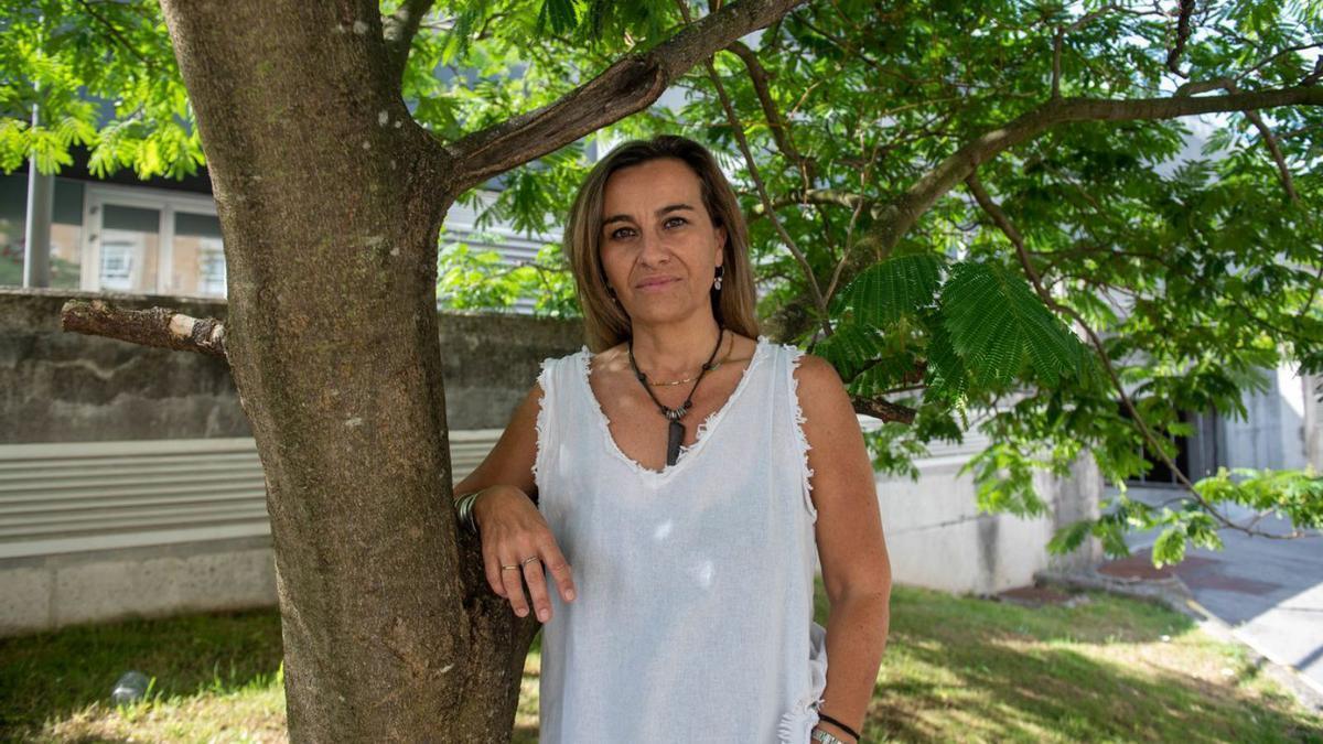 Andrea Castromil, junto a la sede de la Fundación Naru, en el edificio de Expocoruña.