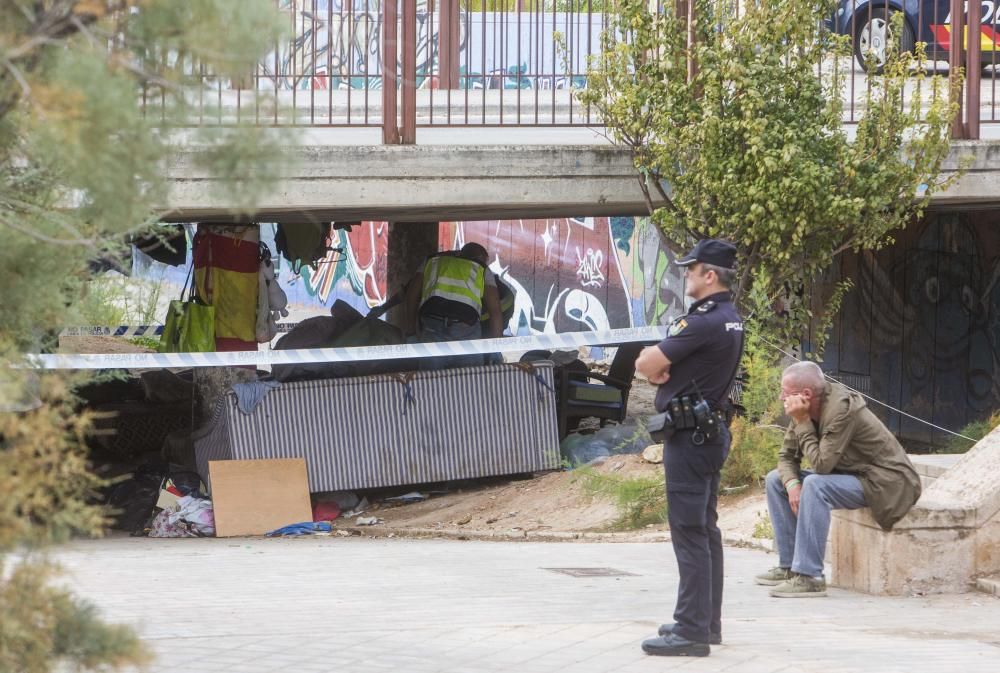 Hallan el cadáver de un indigente bajo un puente en la calle Teulada de Alicante