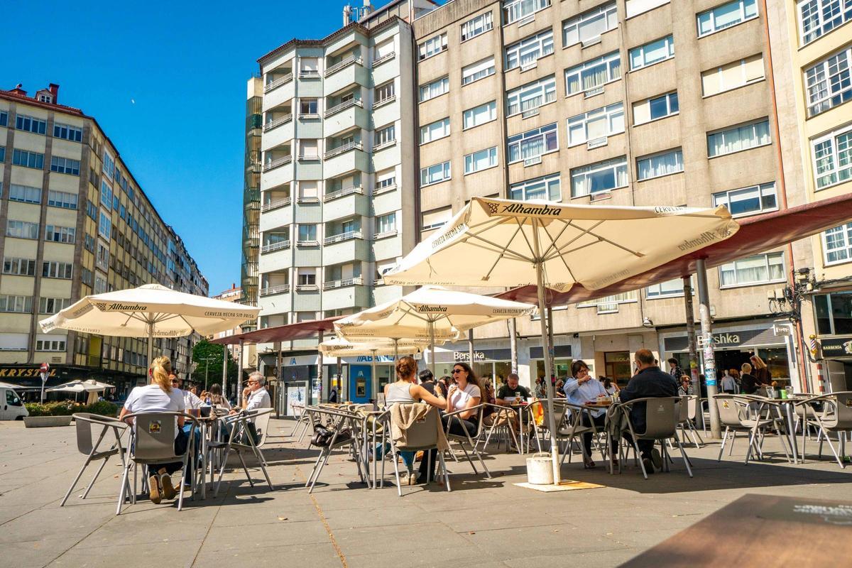 Los compostelanos aprovecharon las altas temperaturas para disfrutar de las terrazas