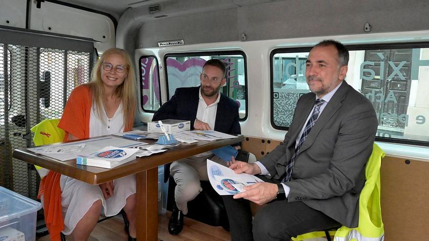 Sonia Valbuena, Gonzalo Trenor y Julio Comesaña, ayer en la furgoneta en la que se harán los test. |  // L. O.