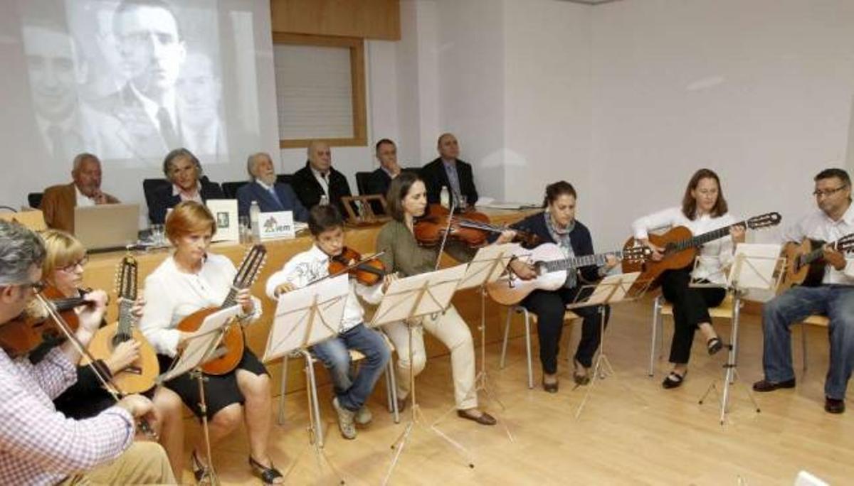 El grupo Cordas Novas actúa ante la mesa en la que están, desde la izq., Xosé Luis Cochón, César Cunqueiro, Alberto Casal, Xosé Luis Méndez Ferrín, Manuel González y Ceferino de Blas.  // José Lores