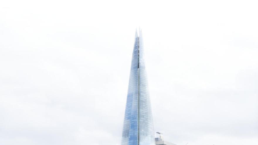 Olalla Castro, ante &quot;The Shard&quot; el edificio más alto de Londres con 310 metros.