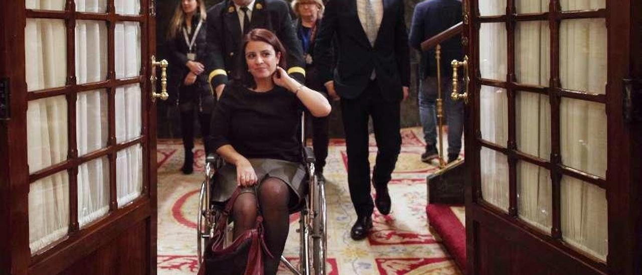 Adriana Lastra sale en silla de ruedas del hemiciclo del Congreso de los Diputados tras torcerse el tobillo el pasado 3 de diciembre.