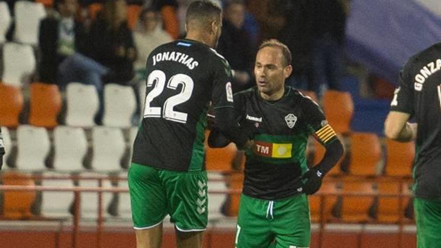 Jonathas felicita a Nino después de su primer gol, y que puso el 2-1 en el marcador.