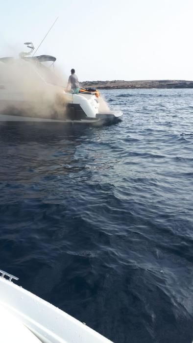 Arde una lancha en Formentera