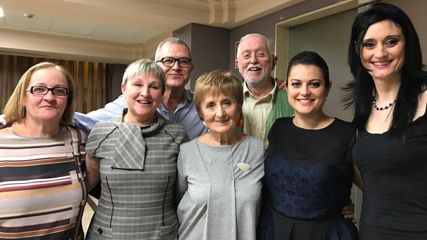 Rosa Serrano, en el centro, con familiares y amigos